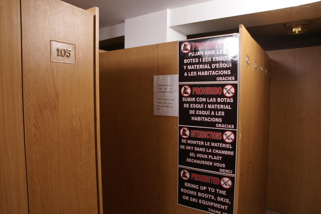 Hotel Les Neus Pas De La Casa Bagian luar foto