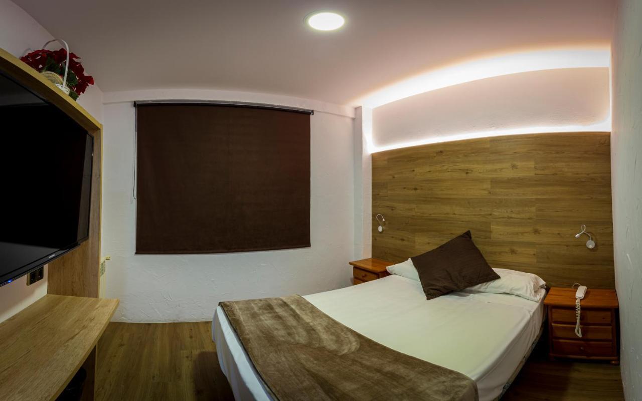 Hotel Les Neus Pas De La Casa Bagian luar foto