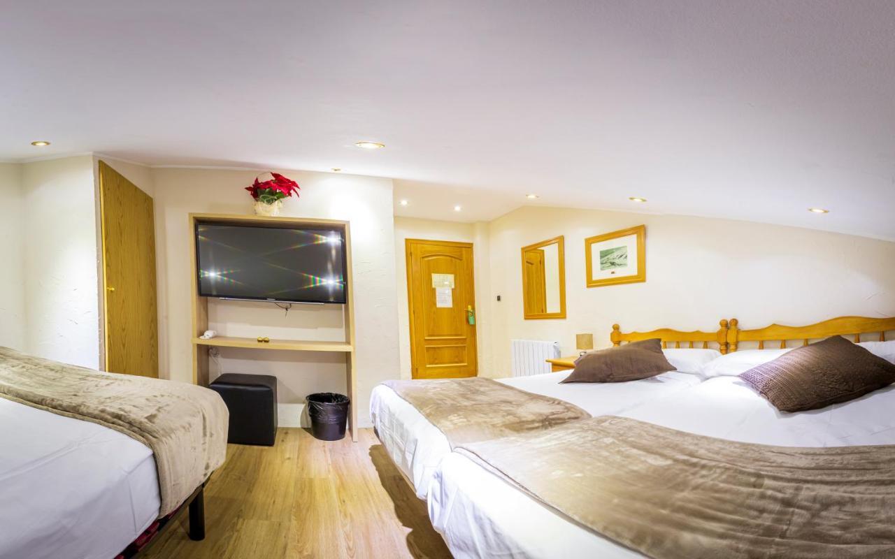 Hotel Les Neus Pas De La Casa Bagian luar foto
