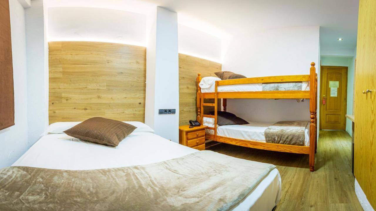 Hotel Les Neus Pas De La Casa Bagian luar foto