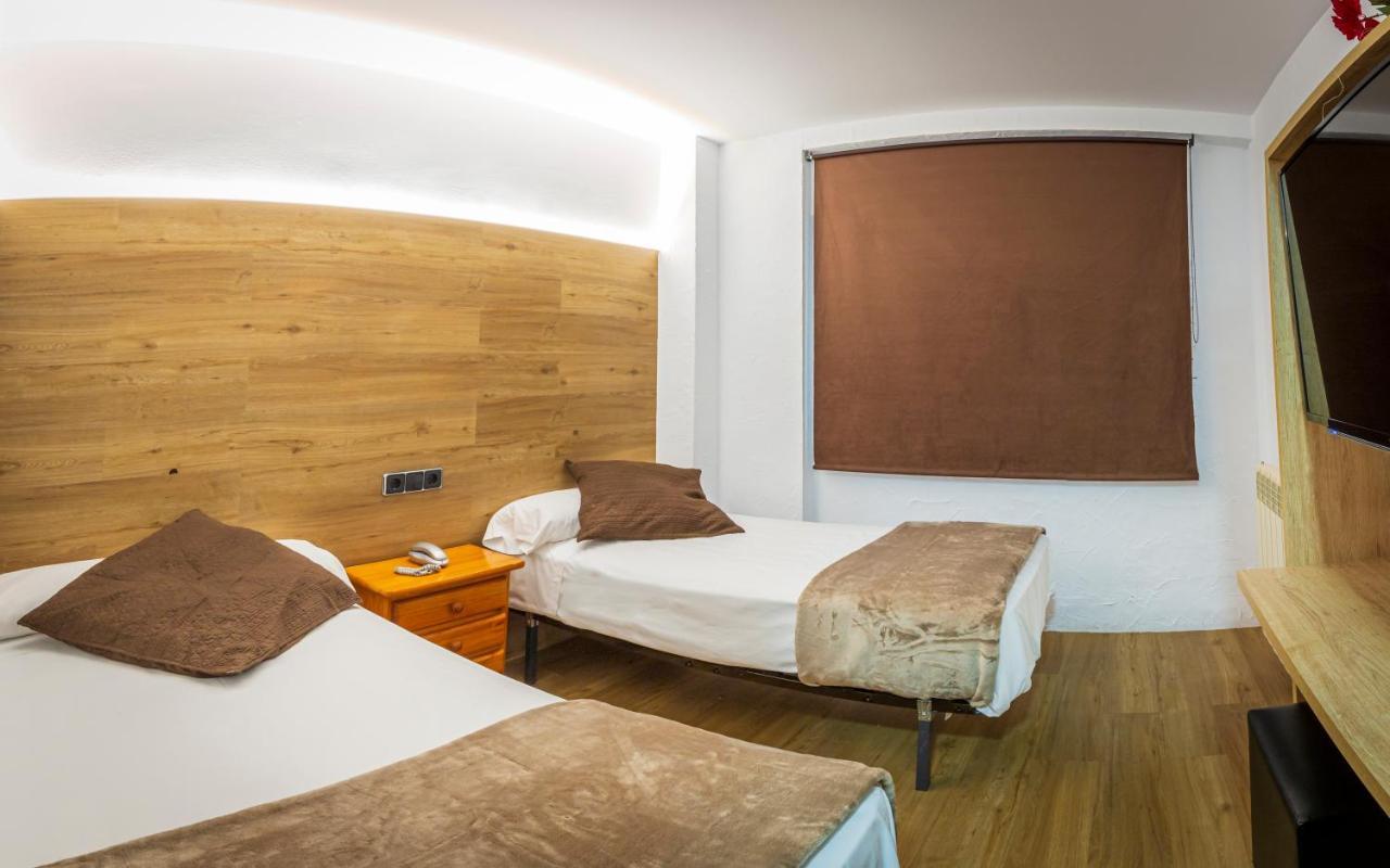 Hotel Les Neus Pas De La Casa Bagian luar foto